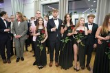 Studniówkowy bal maturzystów Zespołu Szkół Technicznych w Tczewie. Polonez, podziękowania i szampańska zabawa 