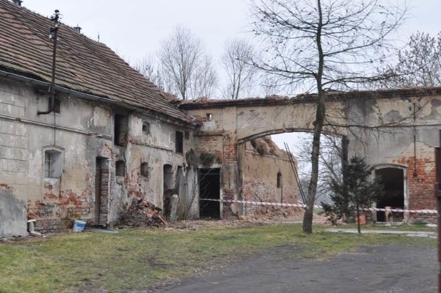 W Gierszowicach 59-letni mężczyzna zginął przygnieciony fragmentami sklepienia remontowanego budynku.