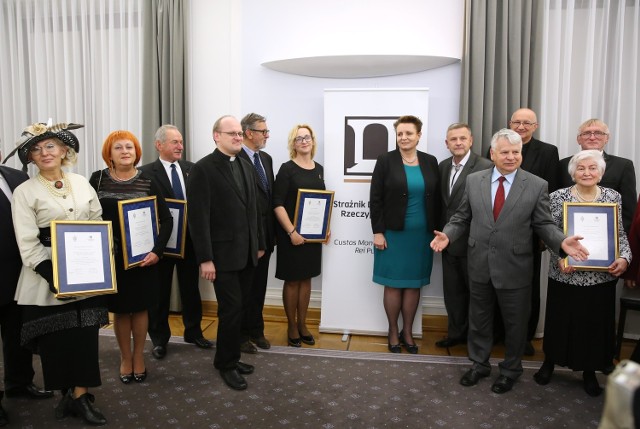 Gratulacje wszystkim uhonorowanym - w tym Katarzynie Rodziewicz (pierwsza z lewej) złożyli marszałek Senatu Bogdan Borusewicz oraz minister kultury prof. Małgorzata Omilanowska