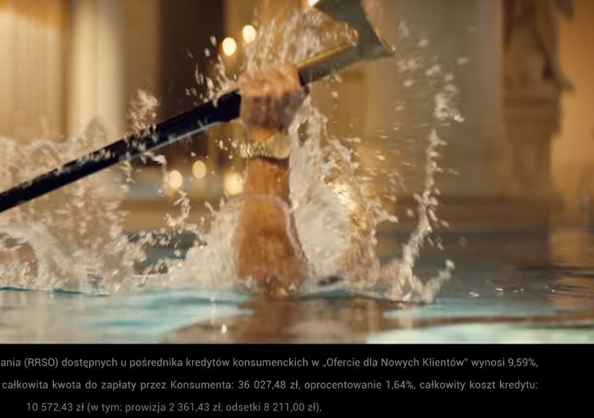 Kadr z reklamy Bancovo.pl. Widać na nim Sławomira tańczącego...