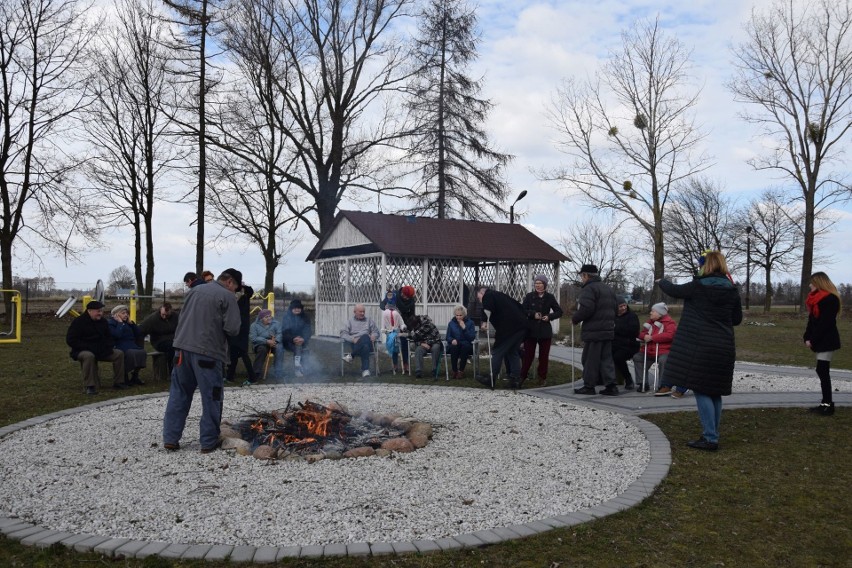 Seniorzy z Mokowa przywitali wiosnę. Spalili marzannę i posadzili bratki