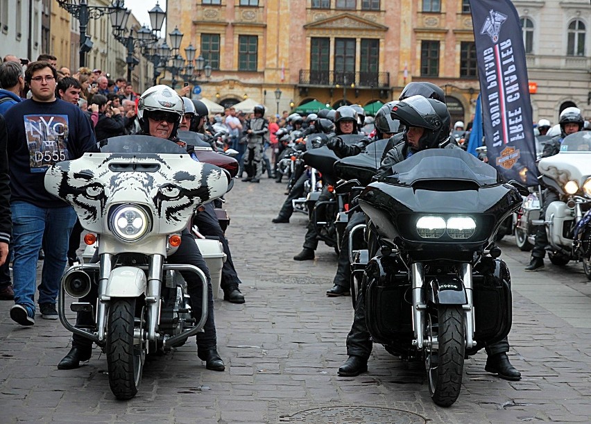 Kraków. Parada motocykli Harley-Davidson na Małym Rynku [ZDJĘCIA]