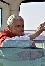 Watykan - dramatyczna pasterka. Papież Benedykt XVI upadł, kardynał trafił do szpitala (wideo)