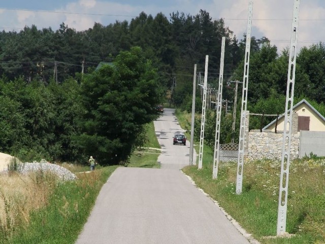 Drogę łączącą Korzecko i Polichno niebawem oświetlać będą nowe ledowe latarnie.