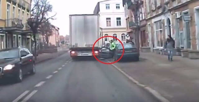 Na nagraniu z kamery widać, jak przejeżdżająca ciężarówka wyrywa drzwi zaparkowanego na poboczu auta.