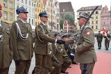 Wojsko ma 362 nowych oficerów. Ślubowali na wrocławskim rynku [ZDJĘCIA]