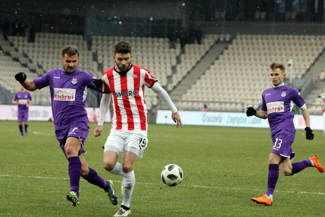 Grzegorz Baran (Sandecja Nowy Sącz) w walce z Javim Hernandezem