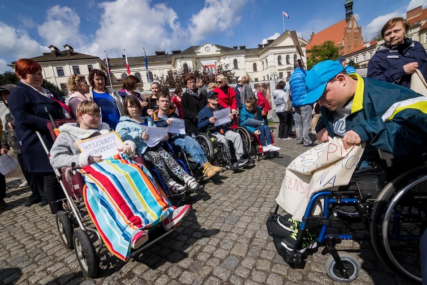 „Mamy prawo godnie żyć”, „przestańcie nas ignorować” - to...