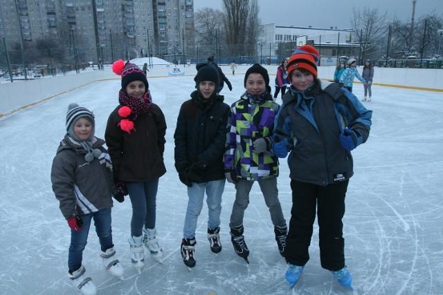 Wczoraj na lodowisku w Dąbrowie Górniczej dobrze bawiły się Nella Rarata, Nina Cielica, Szymon Buss, Patryk Krusek i Asia Kulik