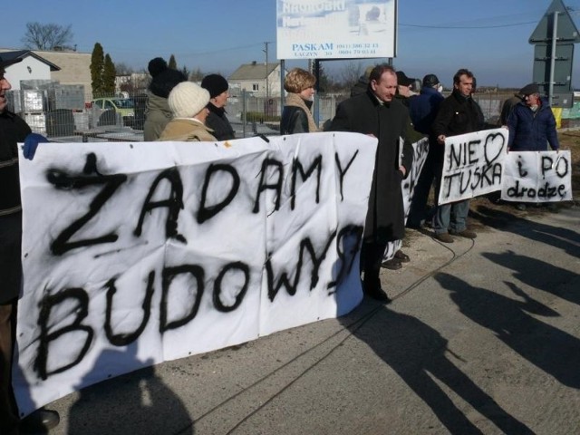 W blokadzie drogi w Łączynie uczestniczyło około 30 osób.