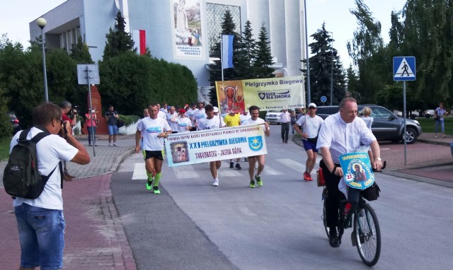Proboszcz parafii na tarnobrzeskim Serbinowie Jan Biedroń poprowadził tarnobrzeskich pielgrzymów na gustownym rowerku.