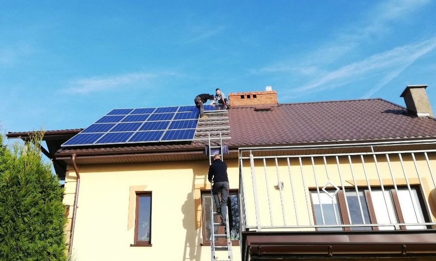 W gminie Włoszczowa montowane są kolektory słoneczne i instalacje fotowoltaiczne. Burmistrz: - To jeden z etapów walki ze smogiem