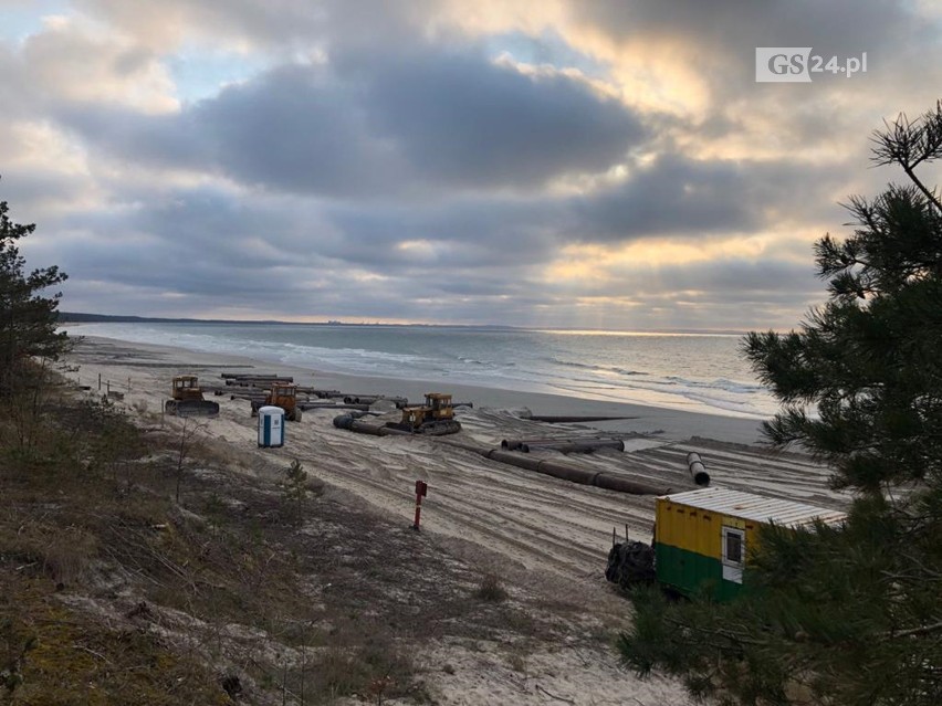 Czarny piasek na plaży w Międzyzdrojach. Czy jest bezpieczny? ZDJĘCIA