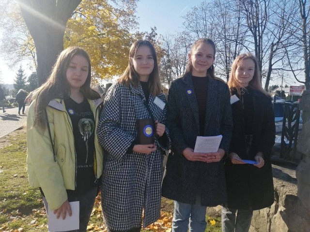 Na cmentarzu komunalnym w godzinach popołudniowych kwestowały uczennice Zespołu Szkół Centrum Kształcenia Rolniczego w Sandomierzu Mokoszynie. Młodzieży  towarzyszyli nauczyciele.