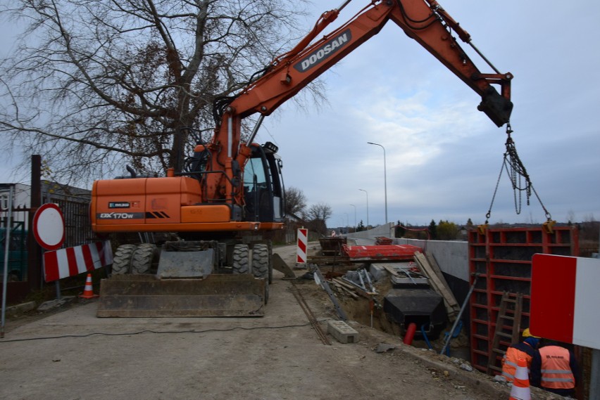 Betonowy mur na wale opaskowym w prawobrzeżnej części Sandomierza przy Wiśle już prawie gotowy! Zobacz tę wyjątkową budowlę