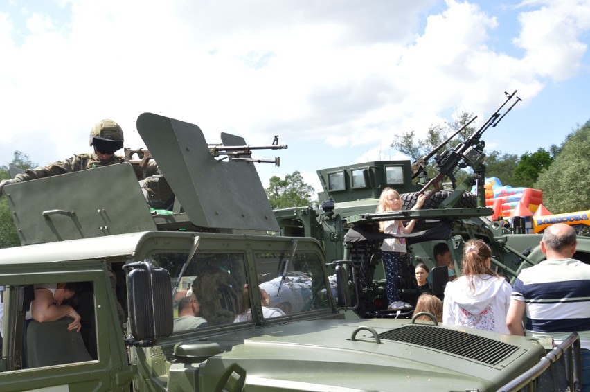 Skawina. Piknik wojskowy przyciągnął mieszkańców. Duże zainteresowanie wstąpieniem do dobrowolnej służby, strzelaniem i... grochówką ZDJĘCIA