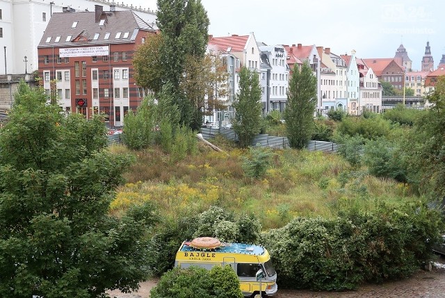 Dziura po orbisowskim hotelu Arkona straszy na Podzamczu od wielu lat i nic nie zanosi się na to, aby ta sytuacja się zmieniła