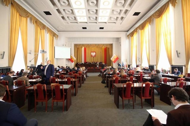 Sesja Rady Miejskiej Łodzi w środę 18 marca odbędzie się bez publiczności, w okrojonym do niezbędnych punktów porządkiem obrad.