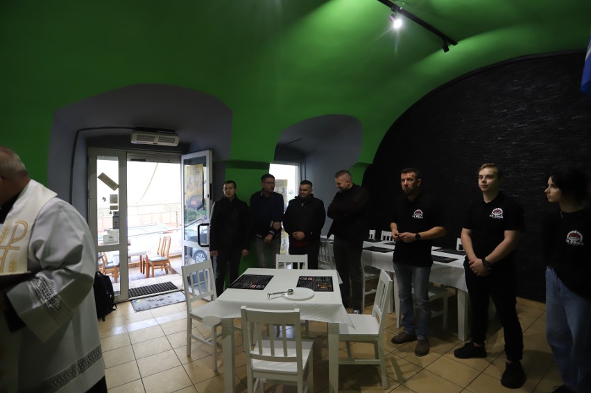 Gwiazdy programów Googlebox, Kanapowcy, Chłopaki do wzięcia oraz piłkarz ręczny na otwarciu pizzerii "La Casa" w Chęcinach