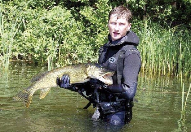 Jezioro Kaleńskie koło Czaplinka. Ponad sześciokilogramowy szczupak dał Tomaszowi Paliwodzie tytuł mistrza Polski 2011 w łowiectwie podwodnym. 