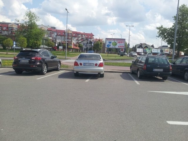 Kierowca lexusa zajął dwa miejsca parkingowe przed galeria przy ul. Hetmańskiej w Białymstoku.