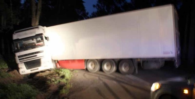 Kierowca tira stracił panowanie nad kierownicą. Ciągnik z przyczepą stanął w poprzek krajowej 19-stki.