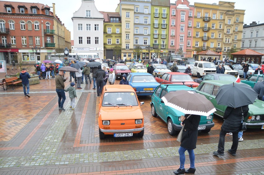 Na rynku w Chojnicach spotkali się fani motoryzacji. Tej starszej, wojskowej i zabytkowej |ZDJĘCIA