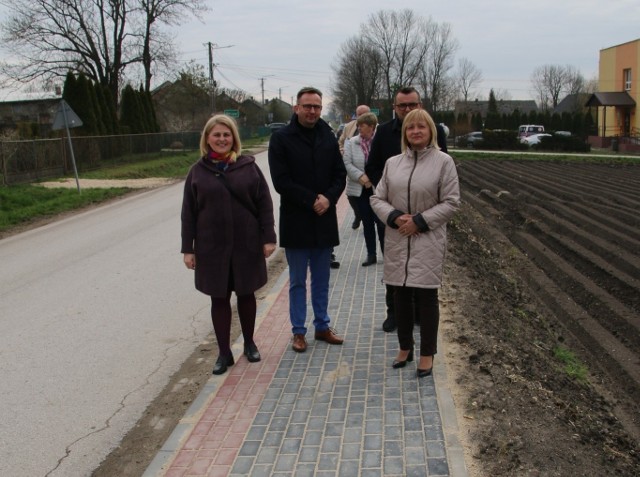 W miejscowości Konary w gminie Wodzisław powstał nowy chodnik. Po ukończeniu prac remontowych odebrany został przez starostę Pawła Farynę wraz z wicestarostą Marią Barańską, burmistrzem Wodzisławia Dominikiem Łukasikiem i przedstawicielami władz gminy.