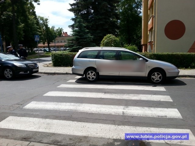 Zaparkowała na przejściu, bo spieszyła się do kosmetyczki (ZDJĘCIA)