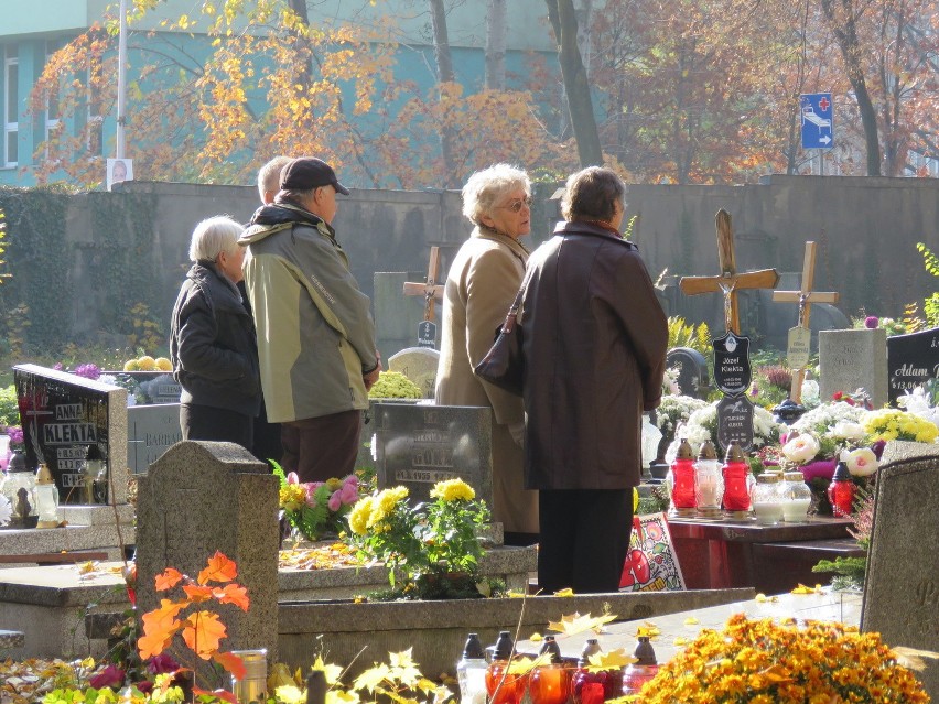 Cmentarze przy Francuskiej i Sienkiewicza w Katowicach: odwiedzamy bliskich, wolontariusze kwestują