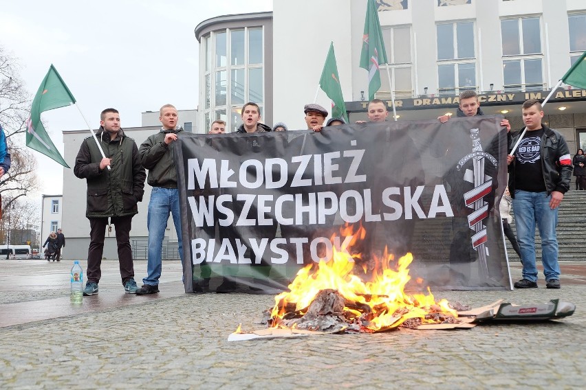 Młodzież Wszechpolska w Białymstoku spaliła kukłę kanclerz...