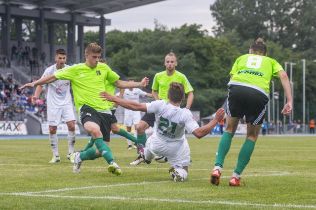 Defensorzy Stali Stalowa Wola (seledynowe koszulki) mieli sporo pracy w sobotnim meczu z Radomiakiem Radom.