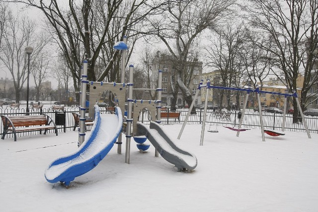 Przebudowa placu Piastowskiego w Łodzi. Utwardzone alejki, plac zabaw, nowe ławki i kosze