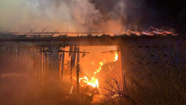 Pożar stodoły w gminie Rogoźno.Przejdź do kolejnego zdjęcia --->