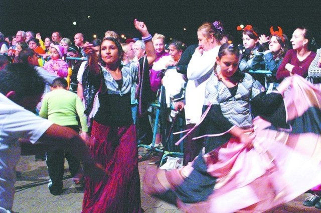 W Ełku najprężniej działającą grupą romską jest zespół taneczny Romano Ritmo działający przy SP2.