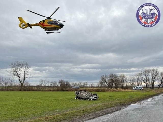 Dachowanie samochodu osobowego pod Oławą. Na miejsce przyleciał śmigłowiec LPR.