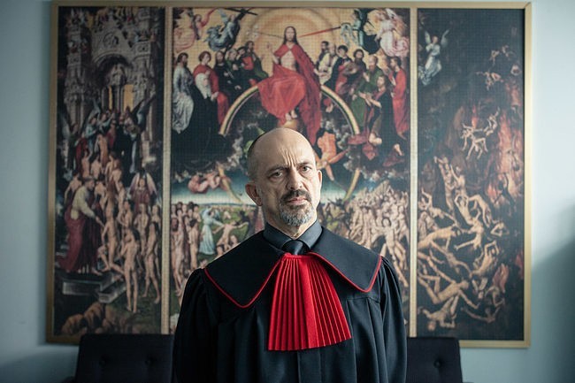 Prokurator Kazimierz Proch (Jacek Koman)...
