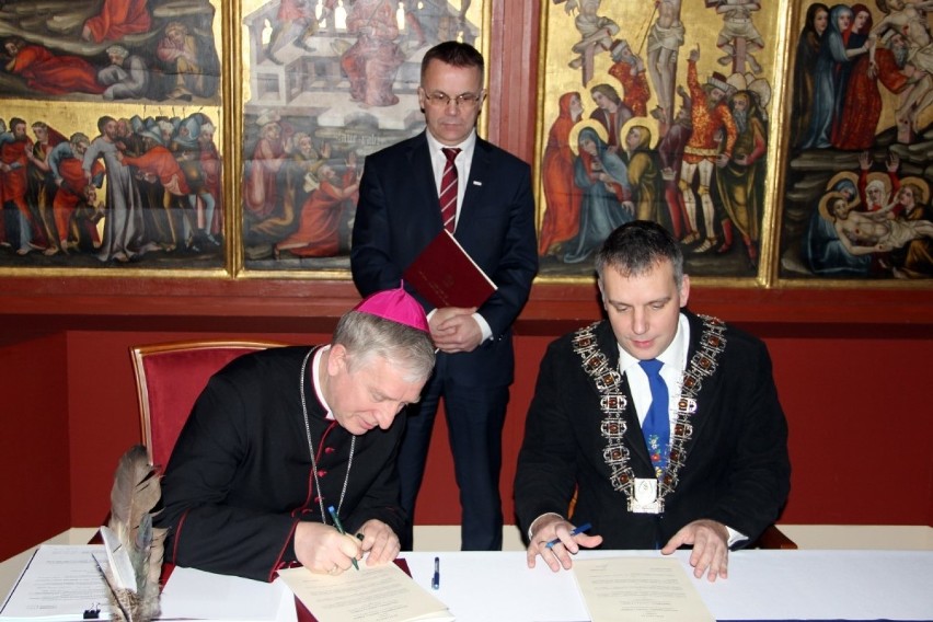 Diecezja Pelplińska z wielomilionową dotacją na utworzenie Kociewskiego Centrum Kultury. Podpisano umowę [ZDJĘCIA]
