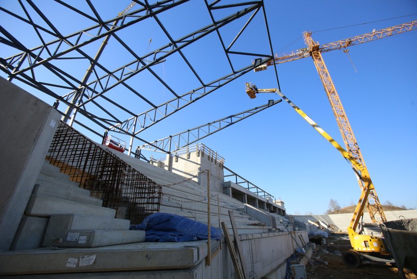 Stalowe konstrukcje dachowe nad stadionem i halą sportową...