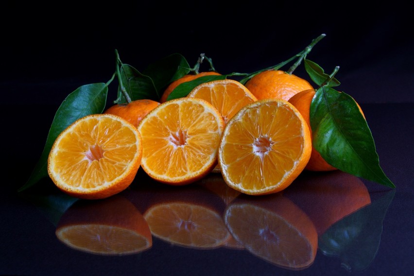 Pomarańcze są też nisko kaloryczne. 100 gramów tych owoców...