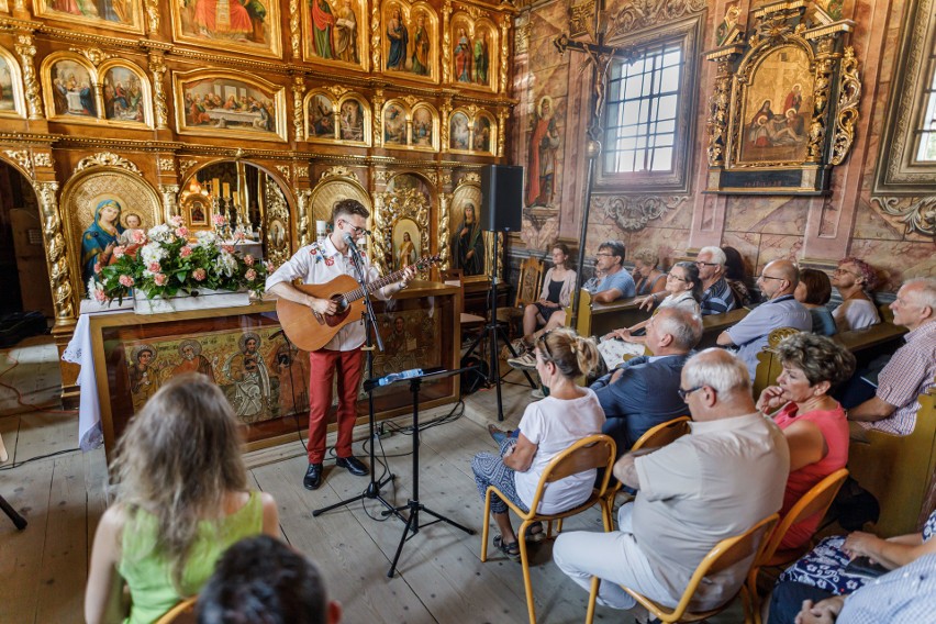 Paweł Ruszkowski, wokalista, gitarzysta, kompozytor i aranżer czarował głosem w cerkwi UNESCO w Kwiatoniu w ramach Muzyki Zaklętej w Drewnie