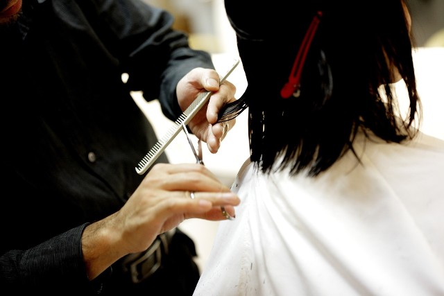 Celem cieniowania włosów jest nadanie fryzurze objętości i wizualne zagęszczenie włosów. Dzięki odpowiednio wycieniowanym włosom można modelować kontur twarzy, jak również zakryć drobne mankamenty urody. bk_numberone (Pixabay.com)