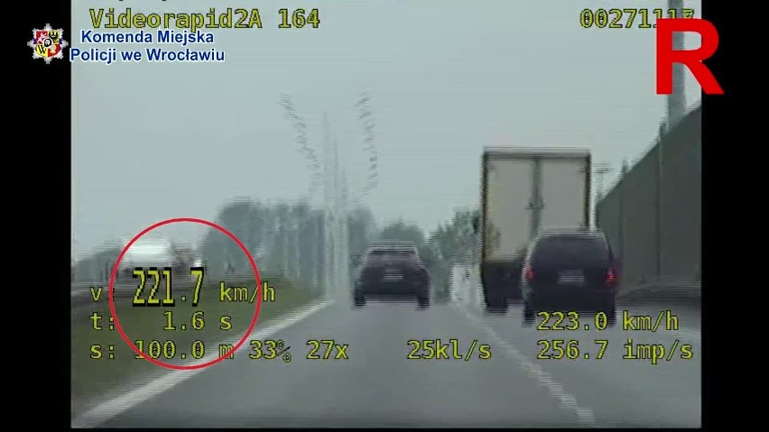 Szwed pędził ponad 220 km/h na S8. Bo spieszył się na spotkanie [FILM]