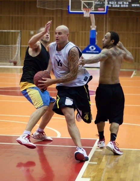 Skrzydłowy Daniel Wall (z piłką) trenował w środowy wieczór z koszykarzami Jeziora Tarnobrzeg. Na zdjęciu z lewej Krzysztof Krajniewski, z prawej Matt Addison.