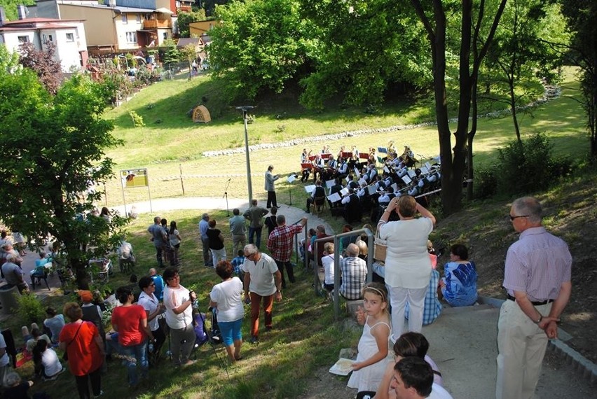 Orkiestra dęta Marcel zagrała przy radlińskiej tężni