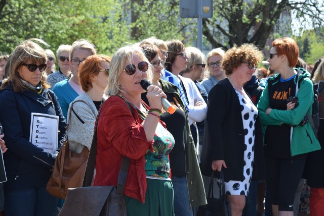W Gorzowie we wtorek 23 kwietnia strajkujący nauczyciele spotkali się przy Lubuskim Urzędzie Wojewódzkim.
