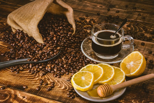 Espresso romano to kawa z dodatkiem plasterka cytryny lub wyciśniętego z niego soku. Sprawdź, jak smakuje takie niezwykłe połączenie i jakie ma właściwości.