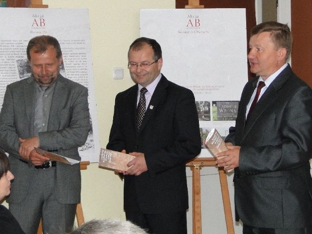Burmistrz Marek Krak oraz jego zastępca Janusz Mariusz Kozera (od prawej) podziękowali prelegentom za udział w konferencji. 