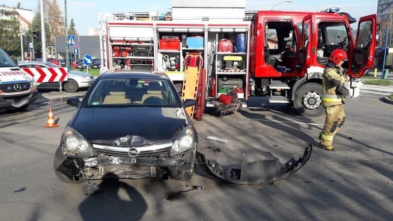 Nowy Sącz. Na ul. Sucharskiego zderzyły się dwa samochody. Dwie osoby utknęły w aucie [ZDJĘCIA]