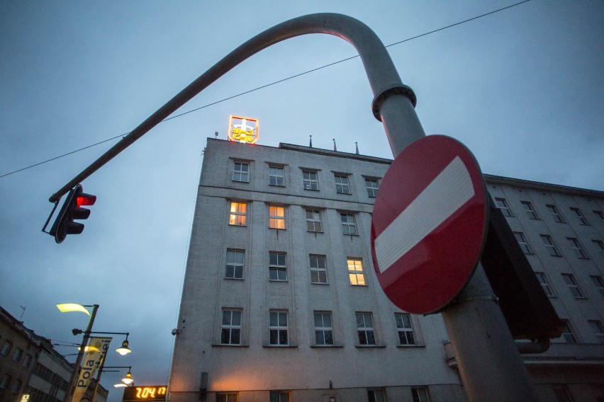 Neonowy herb Gdyni na dachu urzędu miasta doczeka się nowej wersji. Ma być bardziej odporna na warunki pogodowe